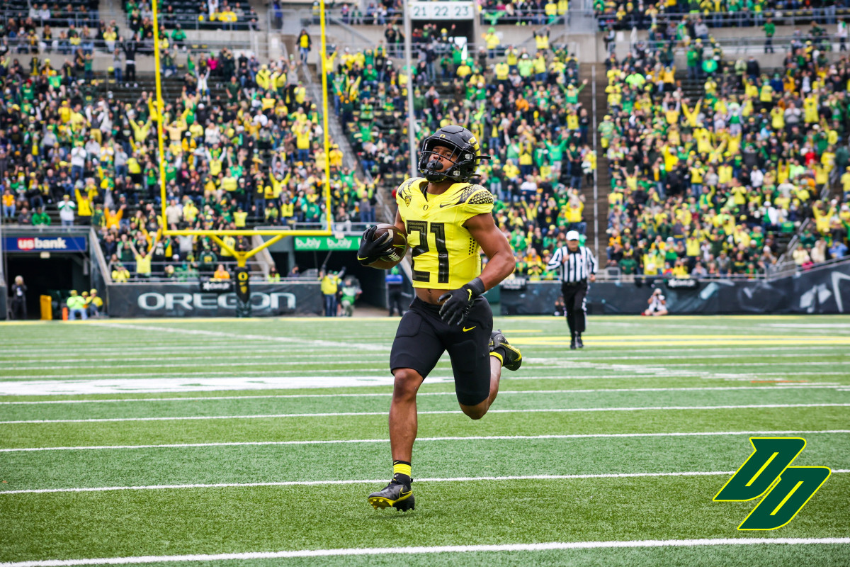 Oregon Ducks running back Byron Cardwell runs for a touchdown against the Colorado Buffaloes in 2021.